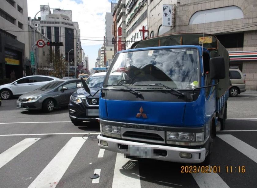 ▲台中市北區自由路、公園路口，今（1）日早上一位上午71歲的林姓老翁，綠燈通行走在斑馬線時，遭轉彎貨車撞上，貨車後照鏡更恰巧插入老翁嘴巴，導致老翁整個人被掛起騰空，場面十分驚悚。（圖／翻攝畫面）