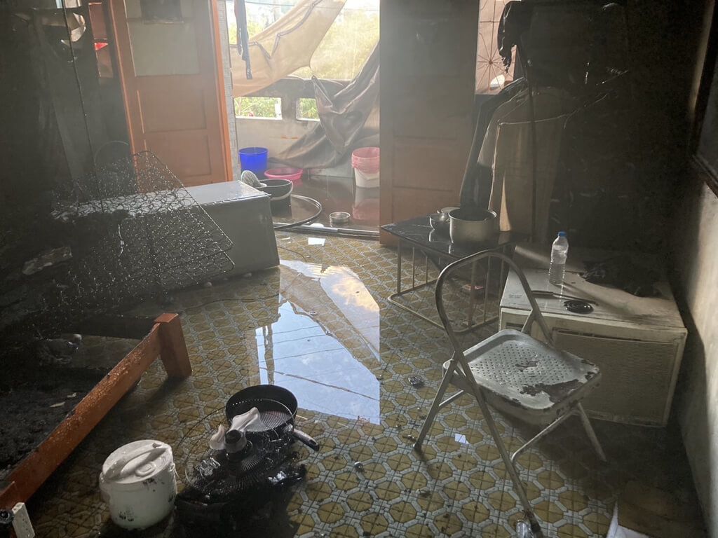 ▲台中市豐原區鎌村路一處3樓加蓋鐵皮透天厝1日上午發生火警，初步了解是煮食不慎釀災，消防人員撲滅火勢後，救出受困的逃逸移工。（圖／民眾提供 中央社記者趙麗妍傳真 112年2月1日）