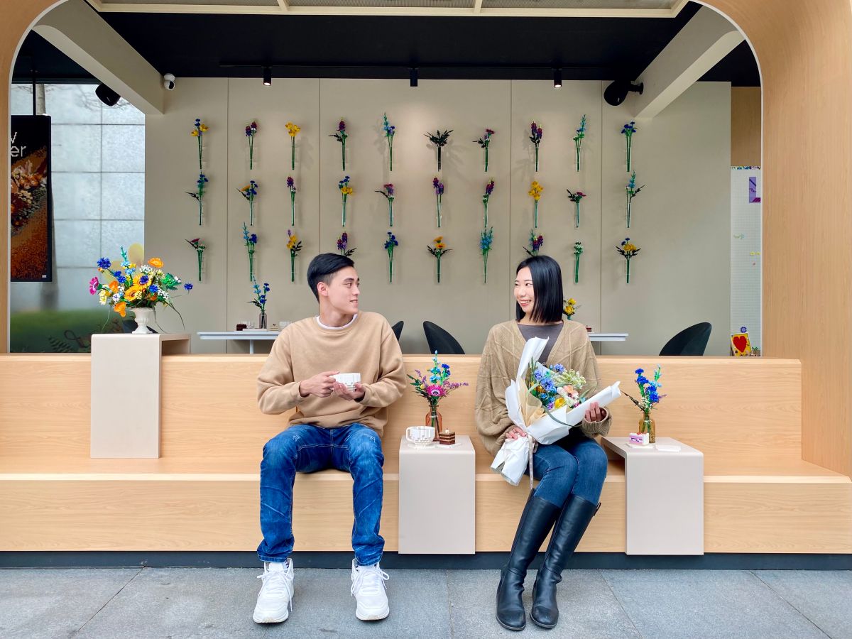 ▲LEGO樂高攜手wave flower浪花花藝在台北信義區誠品1樓戶外，打造夢幻LEGO Botanical Cafe樂高「花」現愛快閃咖啡屋，必拍浪漫花牆、幸福盪鞦韆，及最潮的試管花瓶牆，還有韓系咖啡廳才看得到的超Chill戶外座席，連桌上的咖啡和蛋糕等甜點也都是樂高拼砌而成，6大亮點一次看。（圖／記者蕭涵云攝）