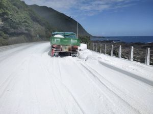 貢寮台2線驚「下雪」？原來是曳引車載碳酸鈣粉散落路面
