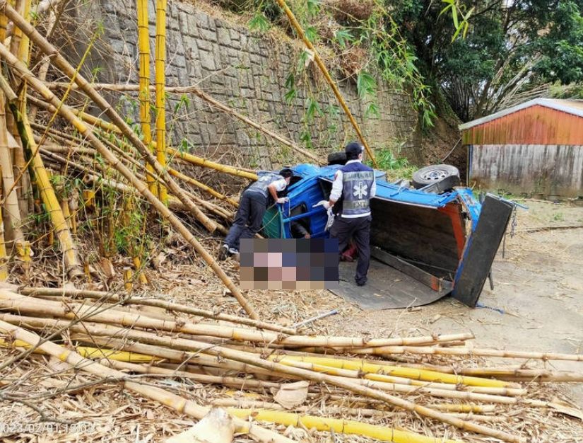 ▲2人在過彎處不慎失控，連人帶車摔落4層樓高邊坡。（圖／翻攝畫面）