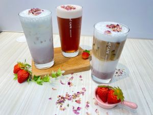 ▲不可思議咖啡推出新飲品，左起依序為花見莓好歐蕾、氮氣玫瑰烏龍果茶、花見莓好咖啡鮮奶霜。（圖／業者提供）