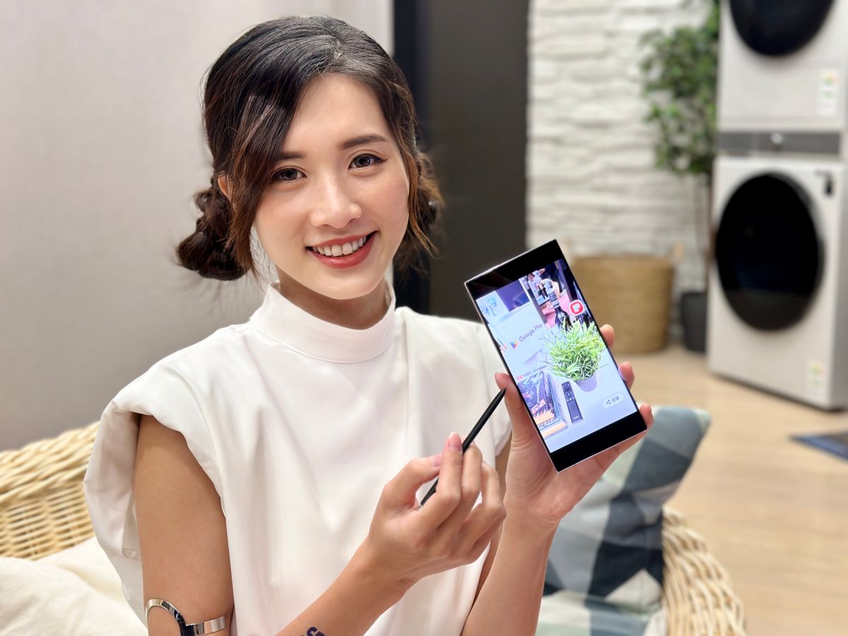 ▲三星發表最新旗艦機S23系列，實際體驗後，手機王總編張利安表示：「夜拍升級有感，但S Pen進化趨緩有點可惜」 。(圖／記者周淑萍攝)