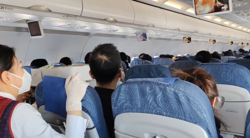 ▲日前中國航空CA8524航班就有乘客拍下在高空遇到亂流的當下狀況。（圖／AP美聯社／Viral Press）