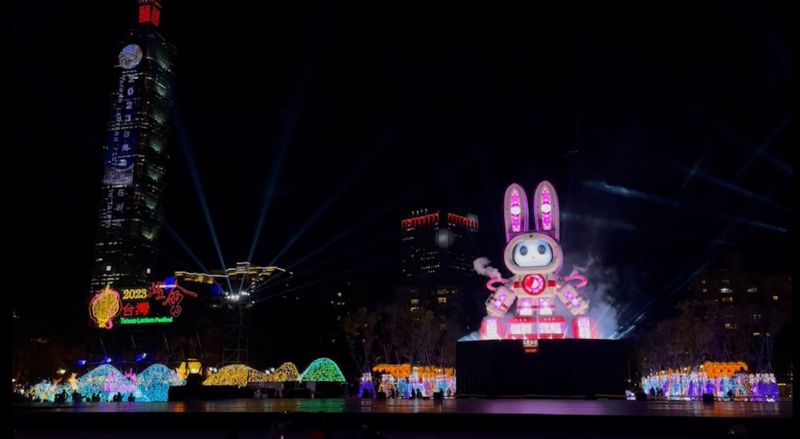 ▲快到台北看燈會！今年台灣燈會主燈是「玉兔壯彩」，首創高達22公尺的Robot造型科技玉兔主燈。（圖／觀光局提供）