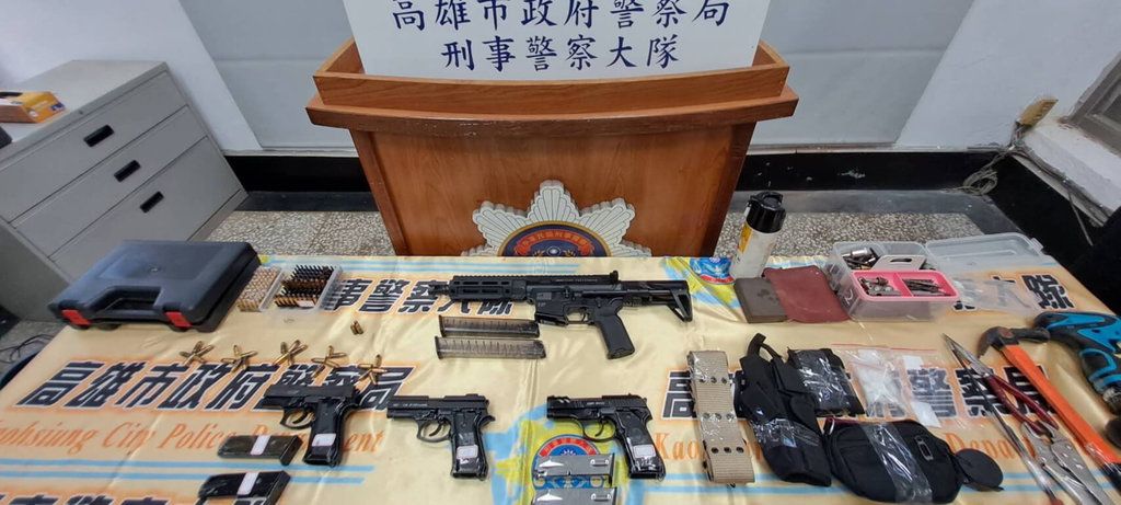 ▲高市刑大獲報洪姓男子涉改造槍枝，日前前往鳳山區一間電子遊藝場拘捕到案，並在其車上跟住處起出4把長短槍、上百發子彈、安毒，全案依槍砲、毒品等罪送辦。（圖／高市刑大提供 中央社記者洪學廣傳真 112年2月1日）