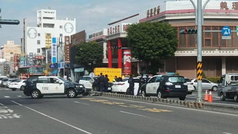 ▲台南市安南區街頭，今（1）日下午一位30歲郭姓女子開車撞人後肇逃，警方示意停車仍繼續逃逸，過程中又撞倒另位騎士，最後才被警力圍堵攔截逮捕，郭女車上還起出大量毒品。（圖／翻攝自記者爆料網）