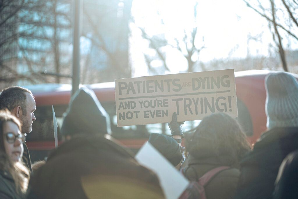 ▲英國今日公布去年第4季度GDP數據，同比下滑0.3％，連續兩個季度負成長，與日本同樣陷入經濟衰退。圖為罷工的倫敦民眾資料照。（圖／美聯社／達志影像）