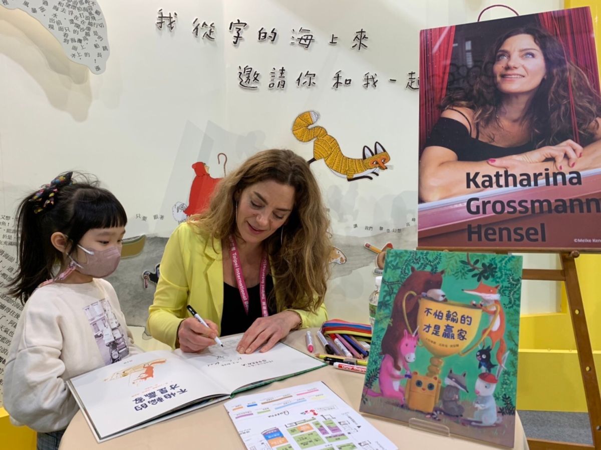 ▲《不怕輸的才是贏家》德國作家卡特琳娜分享創作歷程，會後為孩子們簽書。（圖／信誼基金會提供）