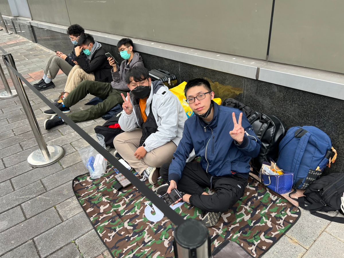 ▲台北國際電玩展明（2）日在南港展覽館1館開幕，今（1）日就有熱血玩家到場外排隊，希望拿到自己喜愛的贈品和好康。（圖／記者張志浩攝）