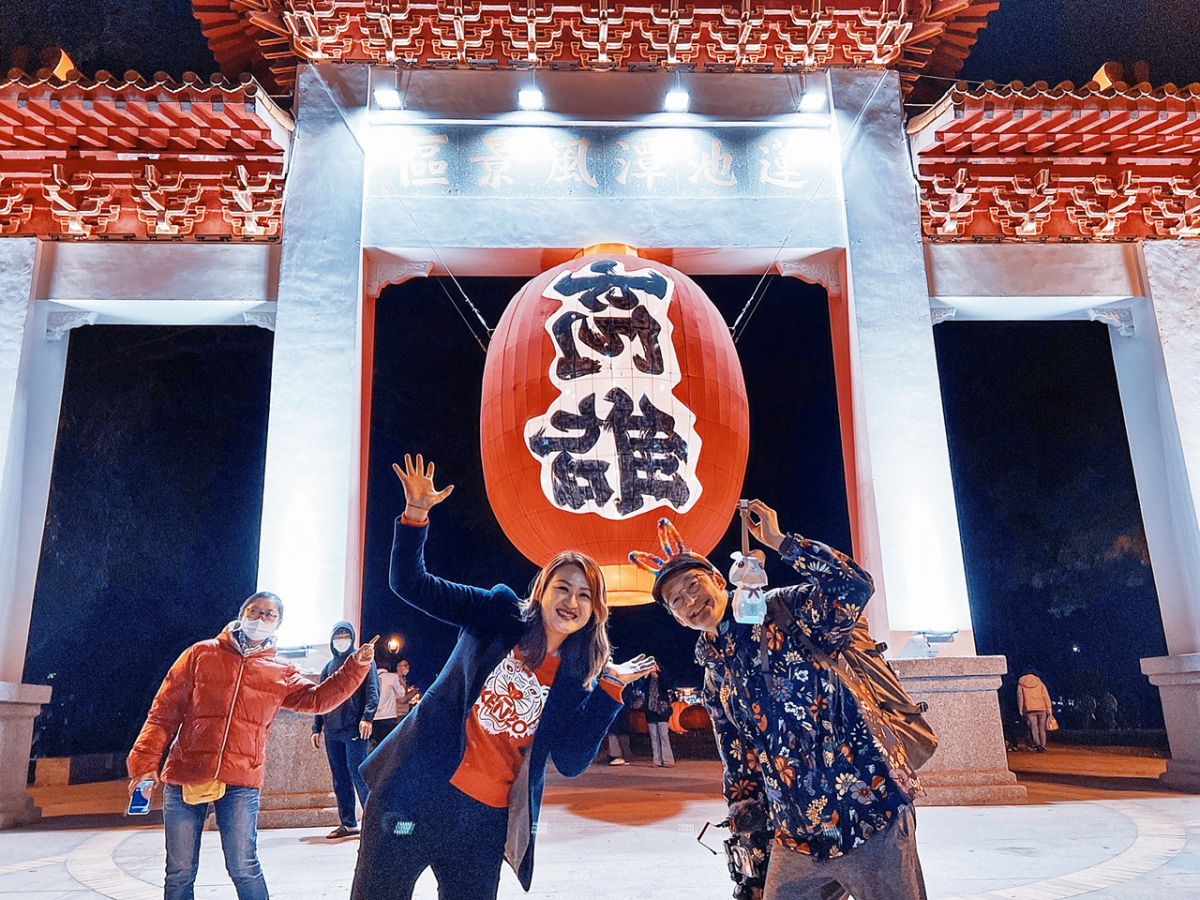 ▲日本網紅iku老師（右）與高市府觀光局長高閔琳（左）在「翻轉未來視」前萌拍。（圖／高市府觀光局提供）