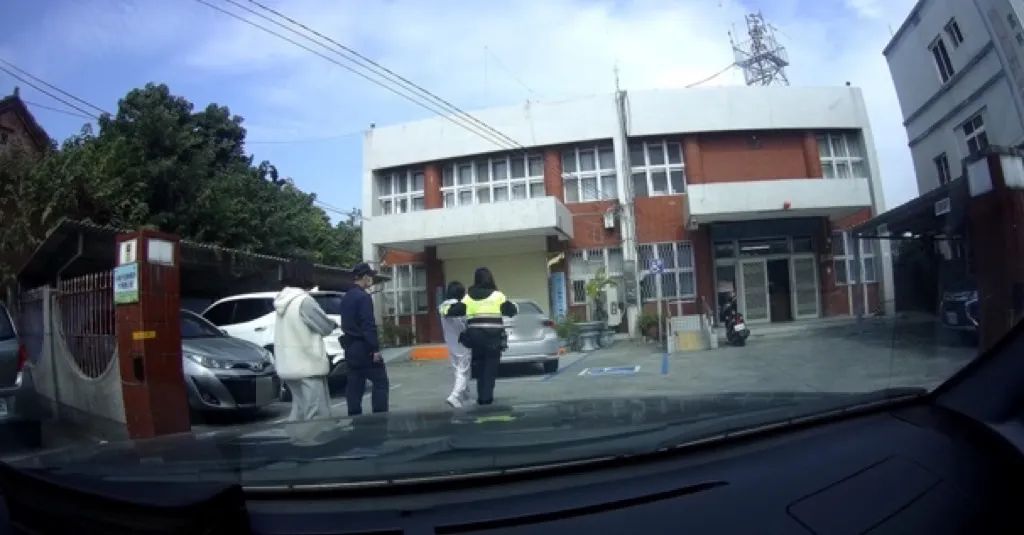 ▲少女與母親吵架賭氣離家，暖警帶回派出所安撫，一杯熱奶茶成功平靜少女情緒。（圖／翻攝自記者爆料網）