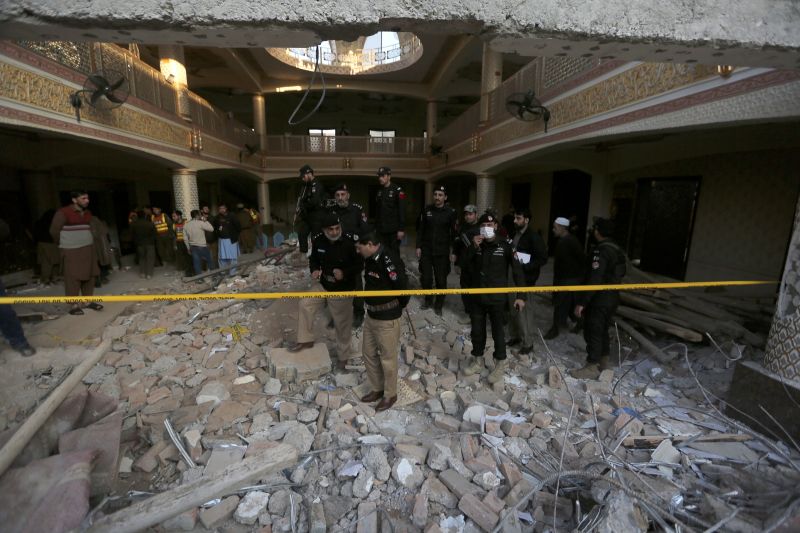 ▲巴基斯坦西北部白夏瓦巿警察總部內清真寺遭自殺炸彈攻擊，釀逾100人喪生。警方指出，已經逮捕數人，不排除炸彈客有內應而得以攜帶炸彈躲過安檢。（圖／美聯社／達志影像）
