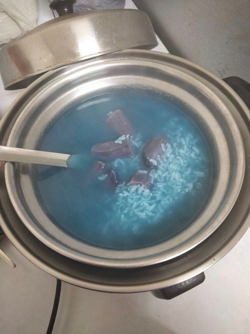 ▲有內行人指出，這鍋「藍粥」應該是添加了蝶豆花或紫薯才會如此。（圖／翻攝自臉書「爆廢公社」）