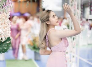 「正妹小姑」接到捧花!秒吸全場目光 一開口網全戀愛了