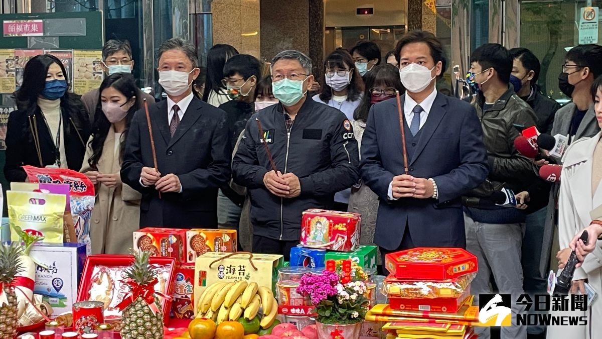 ▲民眾黨主席柯文哲與秘書長周台竹、立院黨團總召邱臣遠等人，2日上午參與黨中央新春團拜，並於會後接受媒體訪問。（圖／記者丁上程攝，2023.02.02）