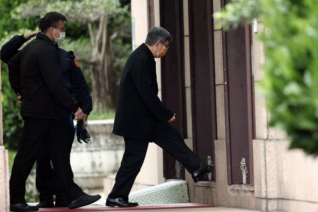 ▲新內閣首次院會2日舉行，並邀請6名直轄市長列席；行政院長陳建仁（右）約在上午8時抵達。中央社記者吳家昇攝 112年2月2日