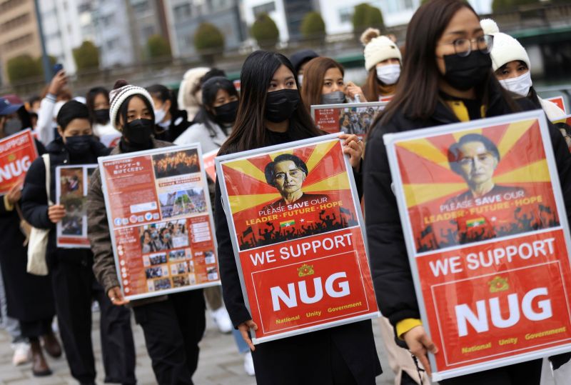 ▲緬甸軍政府在28日一口氣宣布解散40個政黨，包括翁山蘇姬所屬的全國民主聯盟。圖為聲援翁山蘇姬的群眾舉行示威的資料照片。（圖／美聯社／達志影像）