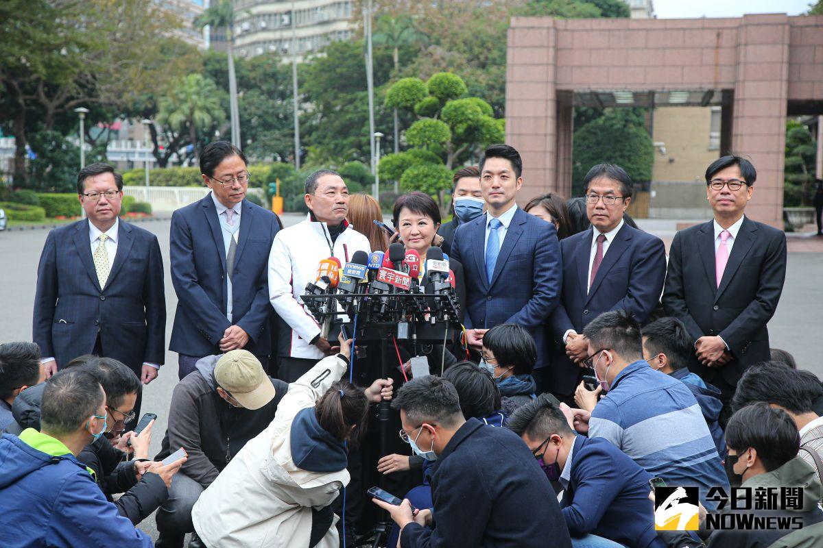 ▲行政院副院長鄭文燦（左起）陪同桃園市長張善政、新北市長侯友宜、台中市長盧秀燕、台北市長蔣萬安、台南市長黃偉哲、高雄市長陳其邁在院會後接受媒體採訪。（圖／記者葉政勳攝 , 2023.02.02）