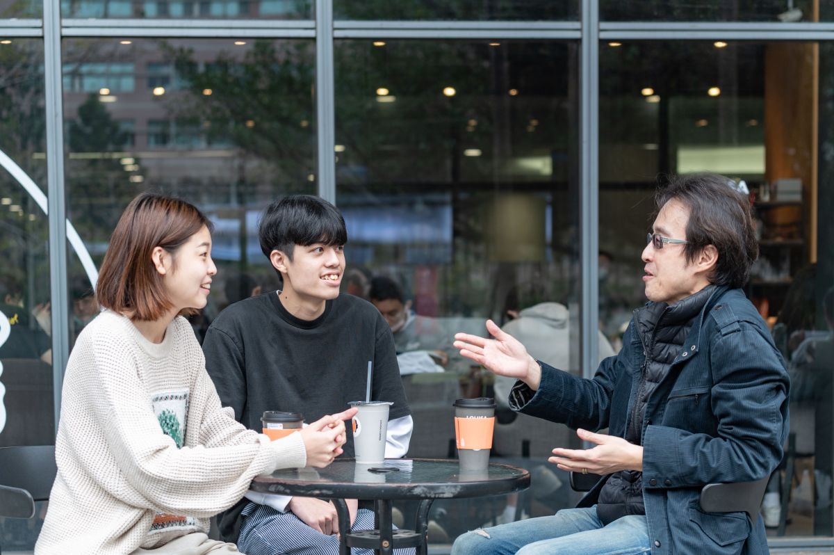 ▲清華大學推「明燈」計畫，清華百人會會長段定夫（右）樂於帶領學弟妹探索職涯方向。（圖／清大提供）