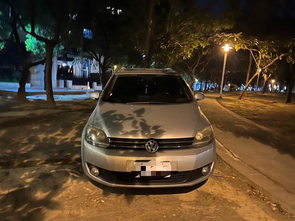 ▲高雄一名駕駛酒後駕車，誤把公園入口當成停車場入口。（圖／翻攝畫面）