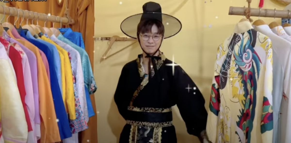 ▲越南強尼換古裝遊玩會安。（圖／翻攝自影片）