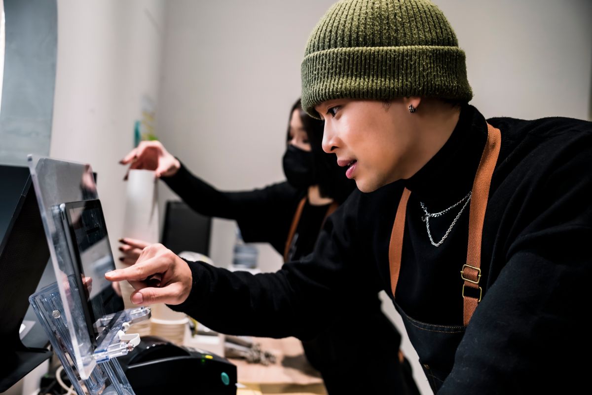 ▲高爾宣擔任手搖店一日店長，收錢、找錢超忙碌。（圖／飲仕INSIR提供）