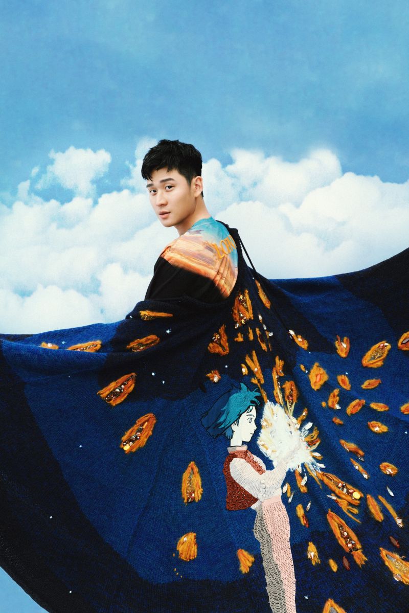 ▲周興哲搶先演繹LOEWE聯名《霍爾的移動城堡》系列,斗篷NT$391,000元。(圖/LOEWE提供)