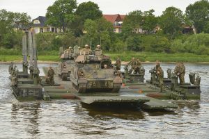 美國援助Ｍ2步兵戰鬥車　「戰車殺手」開赴烏克蘭戰場
