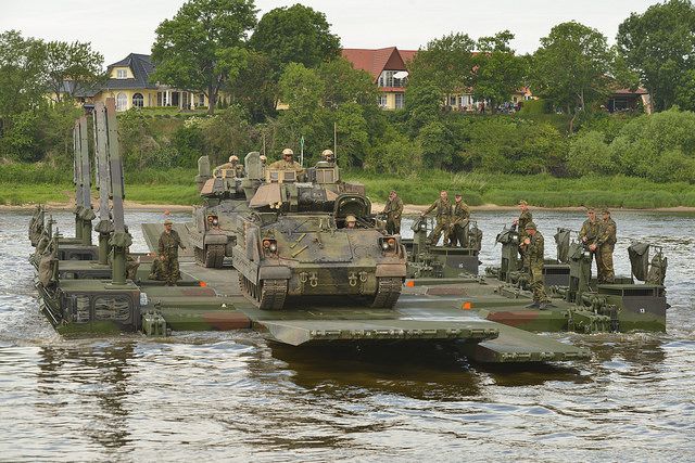 ▲進行浮橋渡河的M2A3步兵戰鬥車。（圖／美國陸軍）