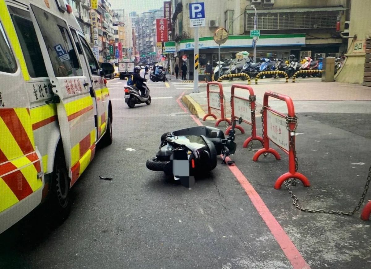 ▲台北市中山區松江路、農安街口，昨（1）日上午10時多發生一起死亡車禍，一位72老翁過馬路到一半，突然掉頭往回走，導致機車閃避不及撞上，結果騎士重傷不治。（圖／翻攝自記者爆料網）