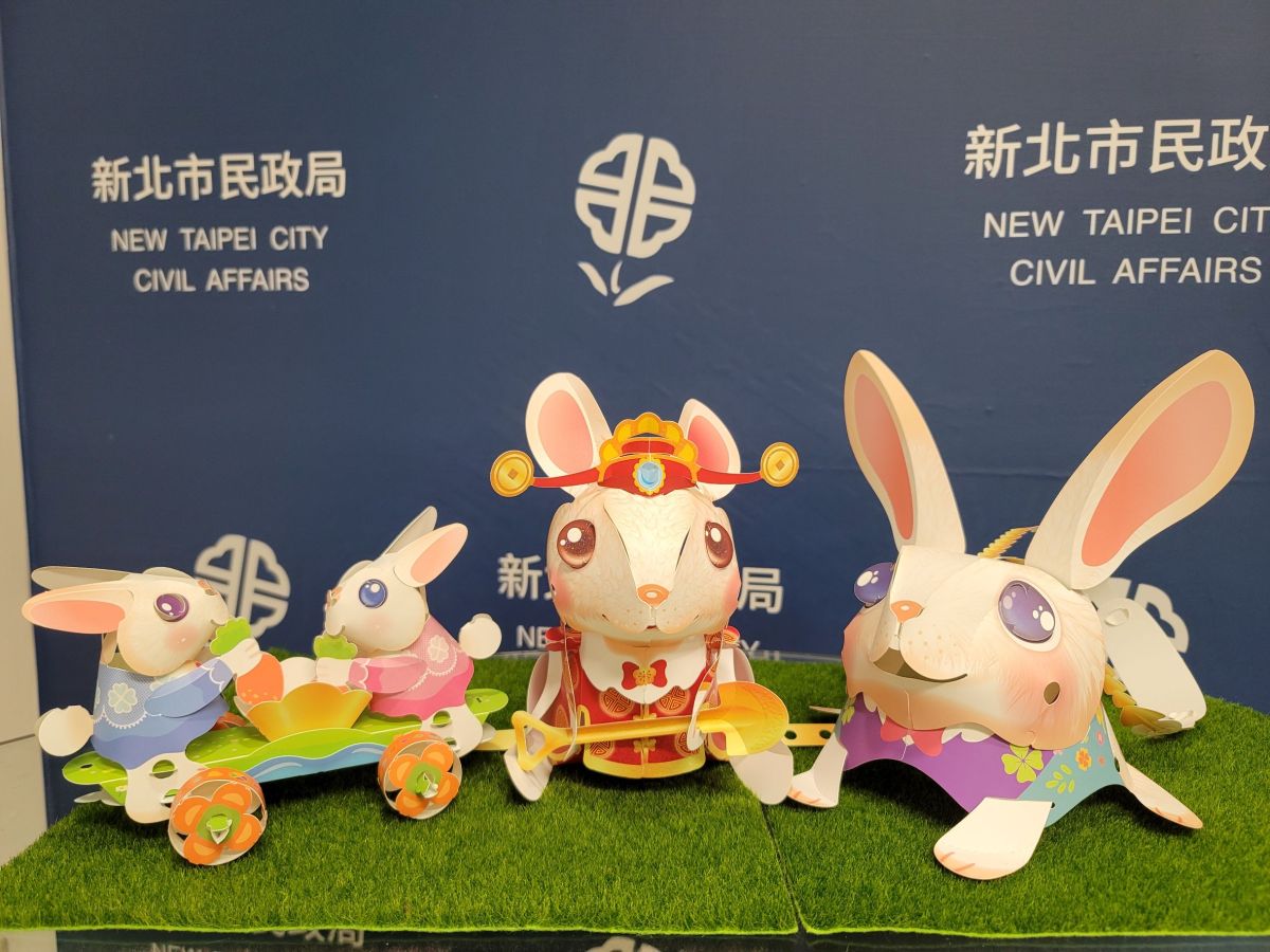 ▲元宵節當天於新北燈會發送1000份好運兔小提燈，與市民朋友一起歡度元宵。（圖／民政局提供）