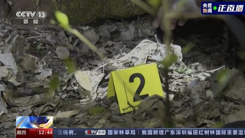 ▲中國江西高中男學生胡鑫宇失蹤現場的鞋子。（圖／翻攝自央視）