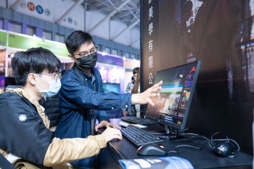 數位部電玩展 ▲數位部產業署的獨立遊戲開發獎勵計畫獲獎作品展示專區,開放玩家體驗並可與開發者交流。(圖/數位部提供)