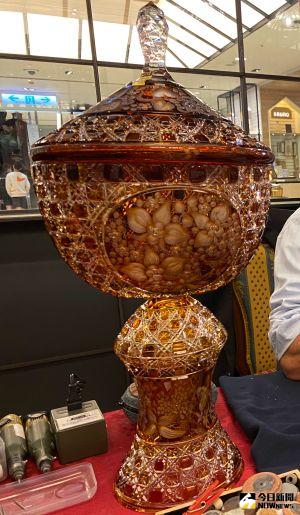 ▲路茲賀夫創作，全球唯一的琥珀色水晶花瓶「錦繡如意」，展現了他更上一層樓的精粹功力，是全場美的焦點。（圖／記者金武鳳攝，2023.2.2)