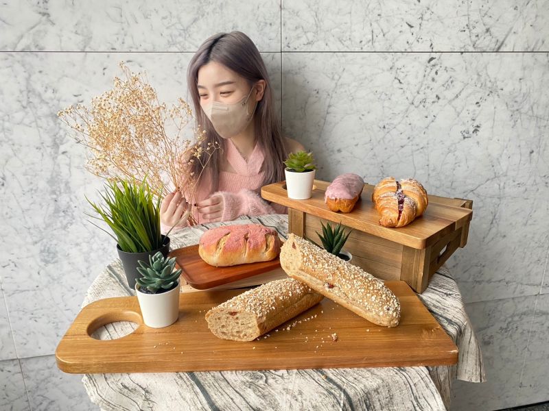 ▲全聯帶來粉紅控們最期待的草莓季，不僅有We Sweet甜點新品、Read Bread麵包，草莓更引領其他莓果夥伴們一起推出全聯阪急麵包莓果季。（圖／業者提供）