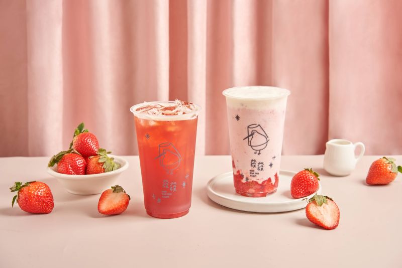 ▲除了草莓相關甜品外，手搖飲料也推出草莓限定商品，讓你整個2月份沈浸在粉色風暴中！（圖／品牌提供）