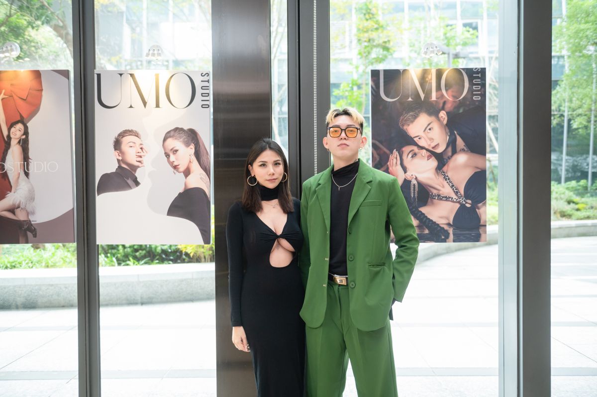 ▲蕾菈（左）緊身洋裝辣洩「南半球」。（圖／Umo）