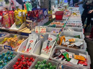 ▲在台灣夜市能看見攤販再販賣魔芋爽等中國零食。（圖／記者楊智傑攝）