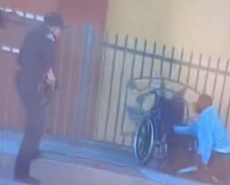 ▲美國網路流傳一段攝於加州的影片，顯示1名雙腿截肢非裔男子企圖逃跑時遭警連開10槍當街擊斃，再度引發執法過當爭議。（圖／翻攝自每日郵報）