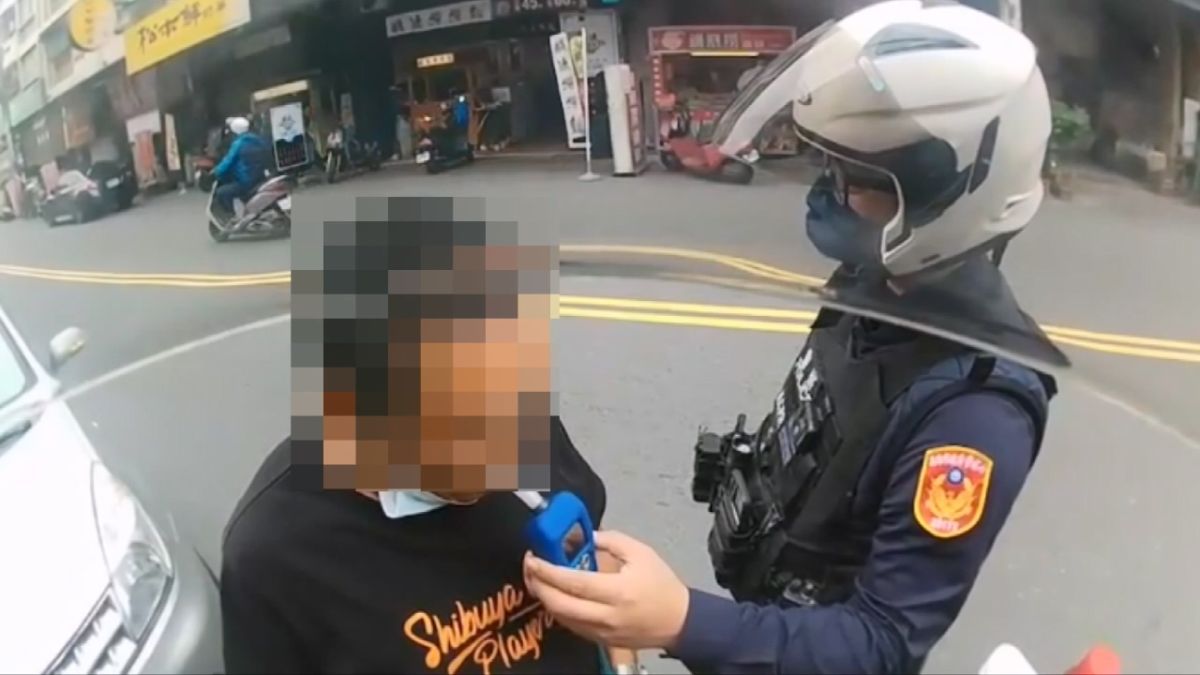 ▲ 高雄市鳳山區孫姓男子與友人飲酒後返家，途中想買滷味回家當午餐，卻因一時貪方便違停遭轄區員警查獲酒駕。（圖／記者郭凱杰翻攝）