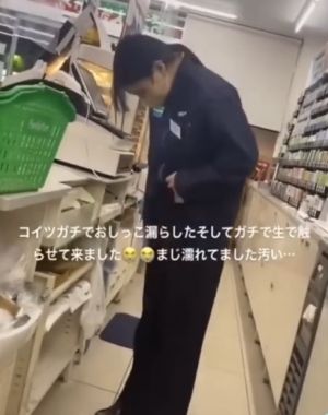▲日本超商女店員疑似在櫃台後滴尿。（圖／Youtube：雑学言いたがりチャンネル）