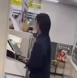 ▲日本超商女店員面色如常站在收銀台。（圖／Youtube：雑学言いたがりチャンネル）