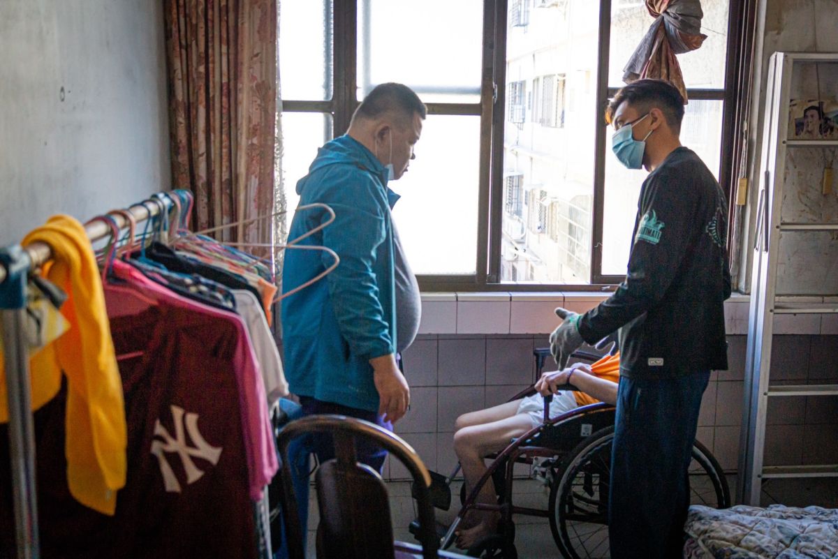 ▲明孝里里長林浤澤在開工第一天就接獲民眾反映里內羅阿嬤因身體飽受疾病之苦，且兩位小孩也患有身心障礙，已無法自主打理，致居家環境髒亂；當天即刻到羅阿嬤家訪視。(圖／記者郭凱杰翻攝)