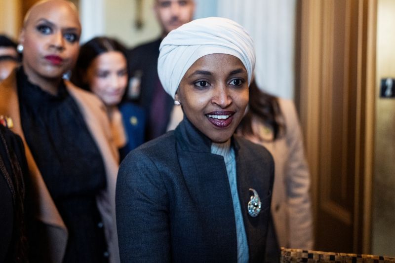 ▲美國民主黨籍穆斯林議員歐瑪（Ilhan Omar）因發表反猶太言論，被逐出外交事務委員會。（圖／美聯社／達志影像）