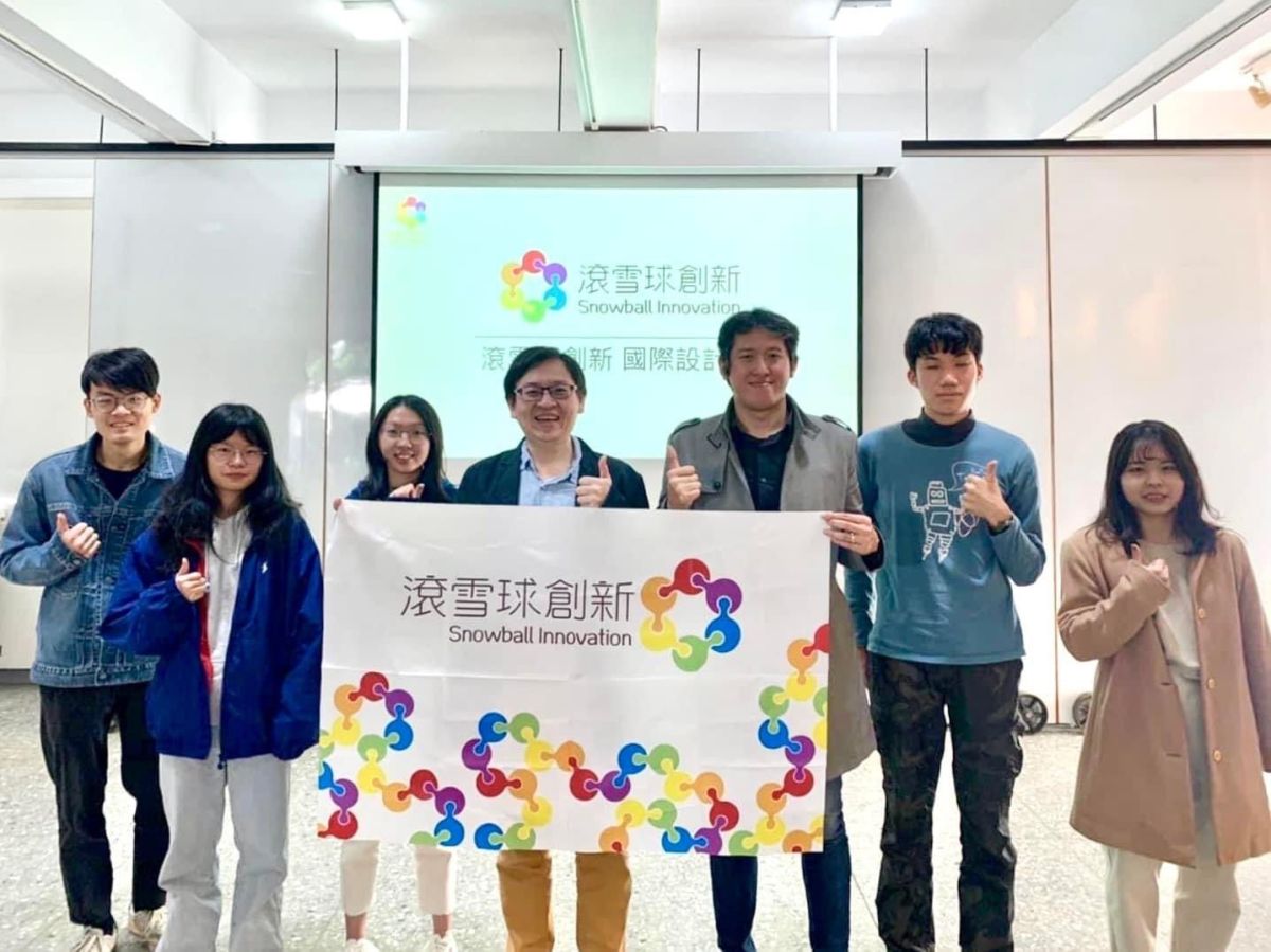 ▲由東海大學大四學生周悅儒（左三）組成的跨校團隊，在史丹佛大學舉辦的國際競賽中，勇闖世界前八強。（圖／東大提供）