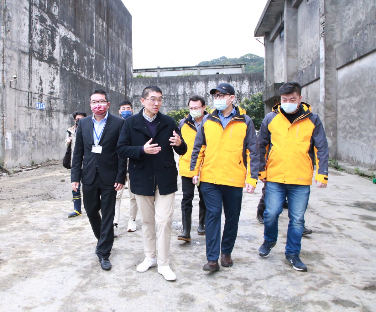 ▲謝國樑率市府團隊會勘台肥基隆廠傾倒土方違法事宜，呼籲業者切勿以身試法。（圖 ／基隆市政府提供）