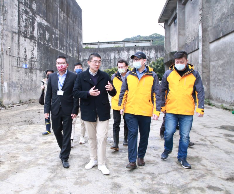 ▲謝國樑率市府團隊會勘台肥基隆廠傾倒土方違法事宜，呼籲業者切勿以身試法。（圖 ／基隆市政府提供）