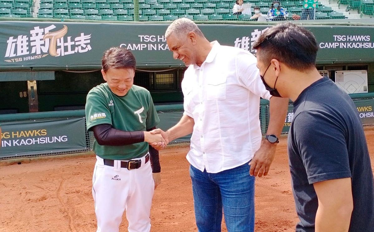 ▲台鋼洪一中總教練與路易士打擊教練。（圖／台鋼提供）