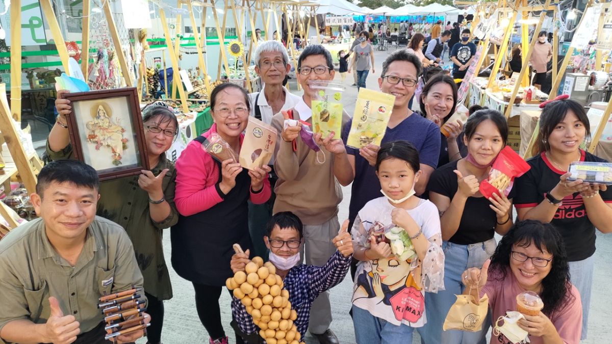 ▲「屏食力伴手禮特展-屏東十大伴手禮品牌及技術展覽」、「未來行動餐廳公車」與「循環星空市集」呈現屏東農業大縣「農食力」。（圖／農工循環基地提供）